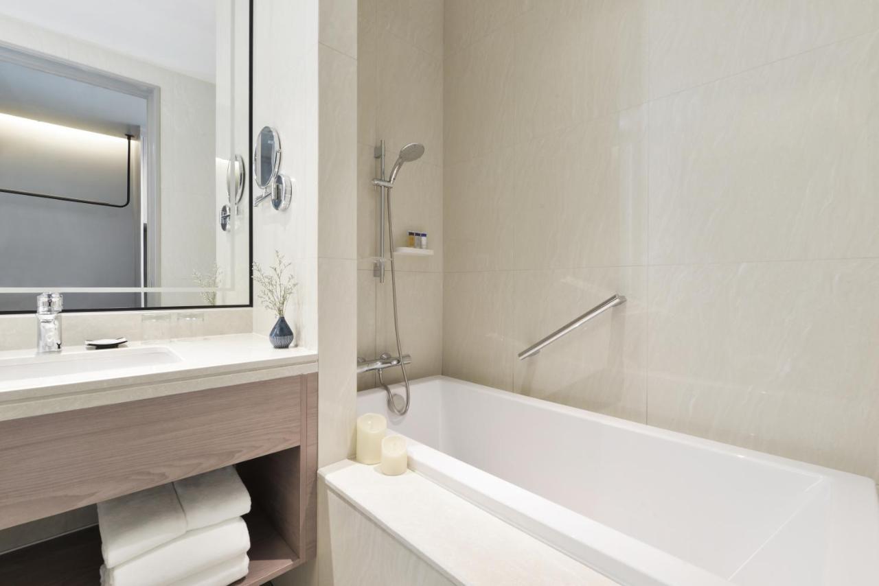 Centre Point Hotel Terminal21 Korat Nakhonratchasima Εξωτερικό φωτογραφία Bathroom