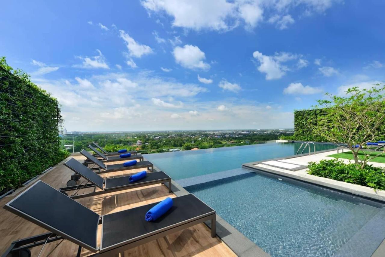 Centre Point Hotel Terminal21 Korat Nakhonratchasima Εξωτερικό φωτογραφία Infinity pool at the hotel