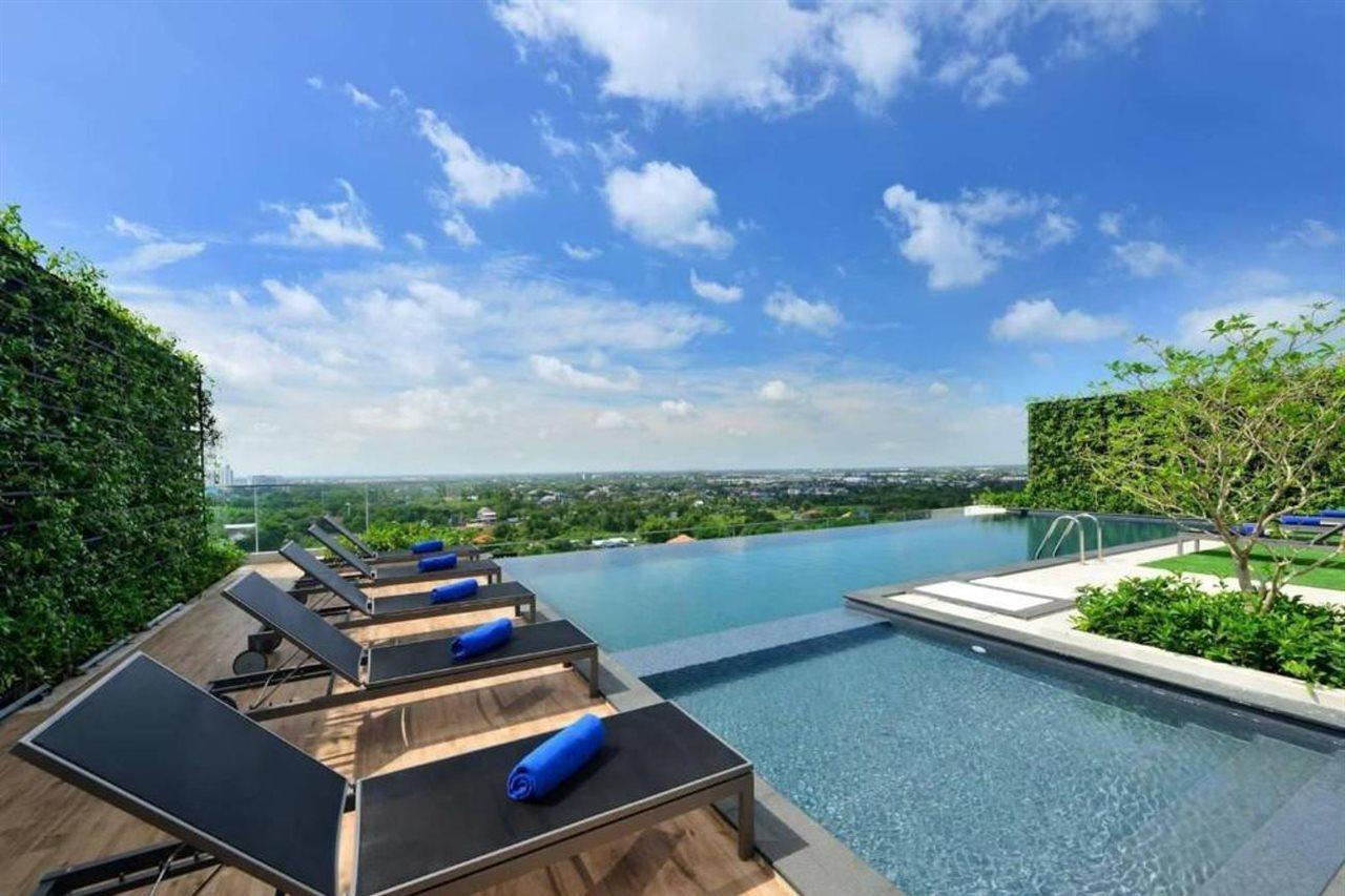 Centre Point Hotel Terminal21 Korat Nakhonratchasima Εξωτερικό φωτογραφία Infinity pool at the hotel
