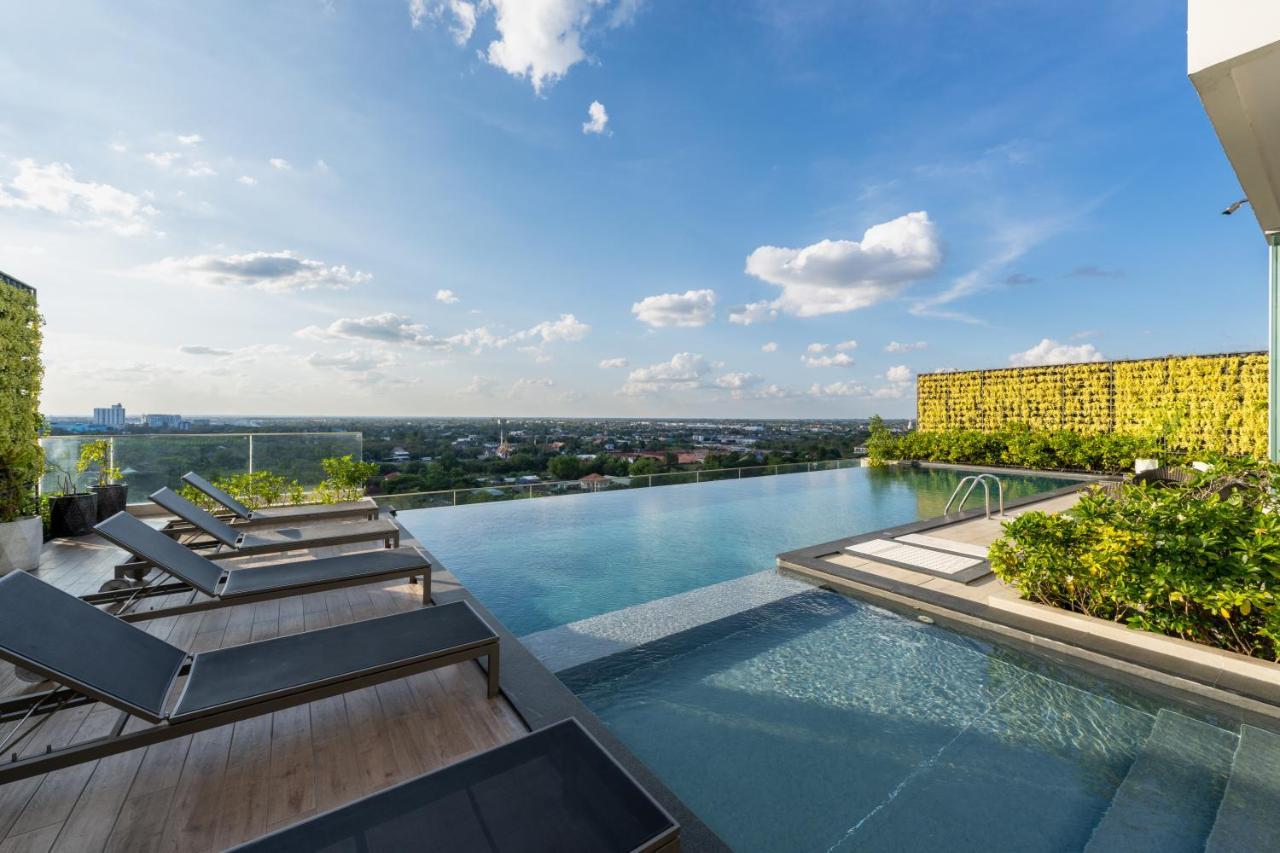 Centre Point Hotel Terminal21 Korat Nakhonratchasima Εξωτερικό φωτογραφία Infinity pool at the rooftop